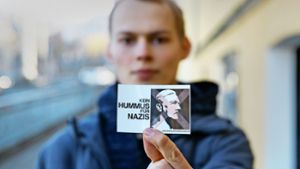 Lorenz Hornung und sein „Kein Hummus für Nazis“-Motiv für Aufkleber Foto: Lichtgut/Leif Piechowski