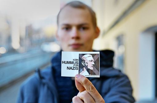 Lorenz Hornung und sein „Kein Hummus für Nazis“-Motiv für Aufkleber Foto: Lichtgut/Leif Piechowski