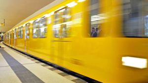 Nach einer Auseinandersetzung ist ein Mann am Berliner U-Bahnhof Kottbusser Tor vor die Bahn gestoßen worden.  (Symbolfoto) Foto: AP/Gero Breloer