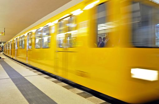 Nach einer Auseinandersetzung ist ein Mann am Berliner U-Bahnhof Kottbusser Tor vor die Bahn gestoßen worden.  (Symbolfoto) Foto: AP/Gero Breloer