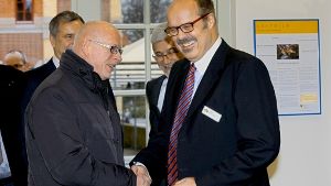 Langjährige Wegbegleiter wie der frühere Rems-Murr-Landrat Johannes Fuchs (links)  haben Hermann Fliß in den Ruhestand verabschiedet. Foto: Horst Rudel