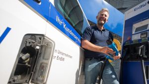 Mit dem dieselgetriebenen VW-Bus an die E-Ladesäule: Für den Betriebsingenieur der Netze BW Michael Walliser ist das Alltag. Foto: Lichtgut/Max Kovalenko