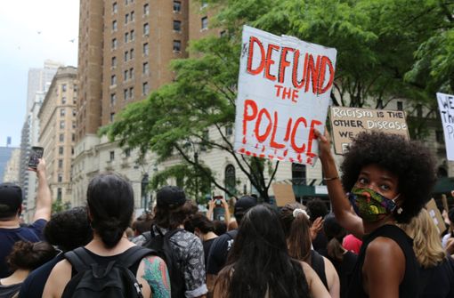 Seit dem gewaltsamen Tod von George Floyd ist in den USA ein Streit über die Zukunft der Polizei entbrannt. Foto: AP/Ragan Clark