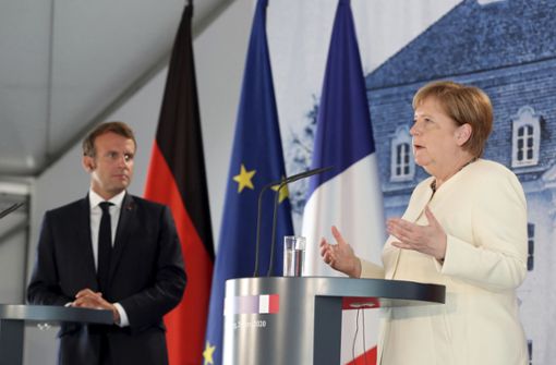 Frankreichs Präsident Emmanuel Macron und Kanzlerin Angela Merkel bei ihrem Treffen. Foto: AP/Hayoung Jeon