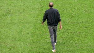 Abgang: Pellegrino Matarazzo verlässt den Rasen der Mercedes-Benz-Arena – und unfreiwillig auch den VfB Stuttgart. Foto: Baumann