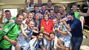 2014: Bundeskanzlerin Angela Merkel und Bundespräsident Joachim Gauck besuchen die Nationalmannschaft nach ihrem WM-Sieg in der Kabine. Foto: Bundesregierung