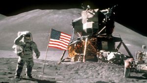 Der US-Astronaut James Irwin, der die Briefe mit an Bord hatte,  grüßt  auf dem Mond die US-Flagge. Foto: dpa