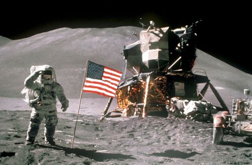 Der US-Astronaut James Irwin, der die Briefe mit an Bord hatte,  grüßt  auf dem Mond die US-Flagge. Foto: dpa