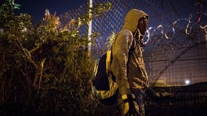 Immer wieder versuchen vor allem in der Dunkelheit Migranten nahe dem französischen Calais nachts durch den Eurotunnel nach Großbritannien zu gelangen. Foto: Getty Images Europe