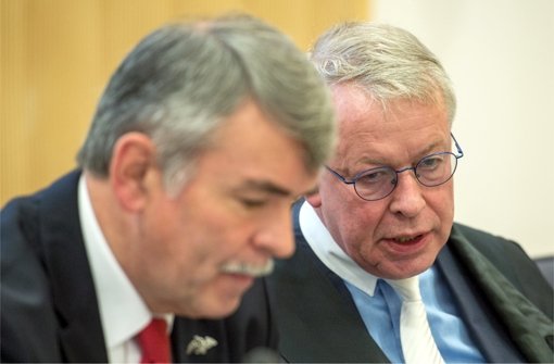 Verteidiger Gerhard Strate (rechts) und sein Mandant Gustl Mollath sind sich uneins über die Prozessstrategie Foto: dpa