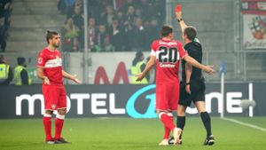 Emiliano Insua muss mit Rot vom Platz – die Szene beim Spiel des VfB Stuttgart gegen die TSG Hoffenheim wurde auch in der deutschen Sportberichterstattung vielfach diskutiert. Foto: Pressefoto Baumann