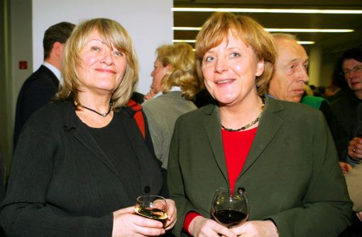 Gerne im Gespräch: Alice Schwarzer (l.) und  Angela Merkel bei einem Treffen im Jahr 2005 Foto: Ossenbrink/Frank Ossenbrink