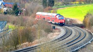 Mehr Bahnstrecken in Baden-Württemberg könnten elektrifiziert werden – das Archivbild zeigt die Südbahn von Ulm nach Lindau vor dem Ausbau mit Elektromasten Foto: dpa/Felix Kästle