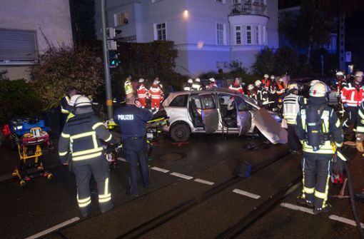 Bei dem Unfall in Bielefeld kommt ein 16-Jähriger ums Leben, sechs Menschen werden verletzt. Foto: dpa/Christian Mathiesen