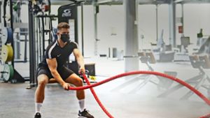 Ein Sportler trainiert mit sogenannten Kettle Bells seine Oberarme. Krafttraining mit Eigenkörpergewicht ist in den letzten Jahren ein großer Trend geworden. Foto: imago images/Eibner/Weiss