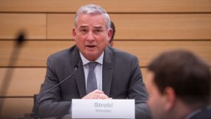 Innenminister Thoma Strobl beantwortet Fragen im Landtag. Foto: dpa/Christoph Schmidt