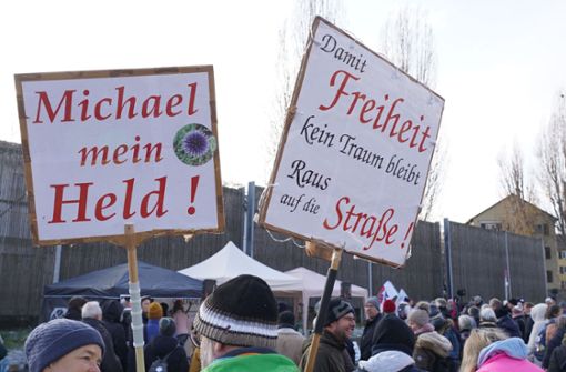 Ballwegs Anhänger fordern seit neun Monaten seine Freilassung. Foto: Andreas Rosar/Fotoagentur Stuttgart