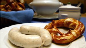 In Bayern ein klassisches Frühstück: Weißwurst und Brezel. Foto: dpa/dpa