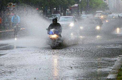 Bei Starkregen können Straßen  innerhalb kurzer Zeit geflutet werden. Foto: dpa//Wolfgang Kumm