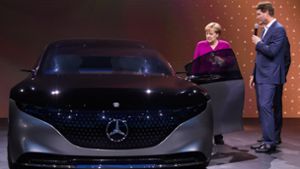 Bilder aus besseren Tagen: Daimler-Chef Ola Källenius und Kanzlerin Angela Merkel auf der IAA 2019. Foto: imago/Jan Huebner