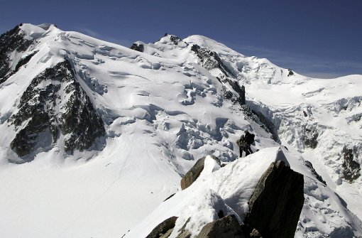 Bei einem Lawinenunglück im Montblanc-Massiv sind ein deutscher Bergführer und zwei Bergsteigerinnen ums Leben gekommen. Foto: dpa