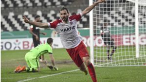 Simon Engelmanns Tor  zum 2:1-Sieg über Bayer Leverkusen  bringt Rot-Weiß Essen ins Viertelfinale des DFB-Pokals. Foto: dpa/Martin Meissner