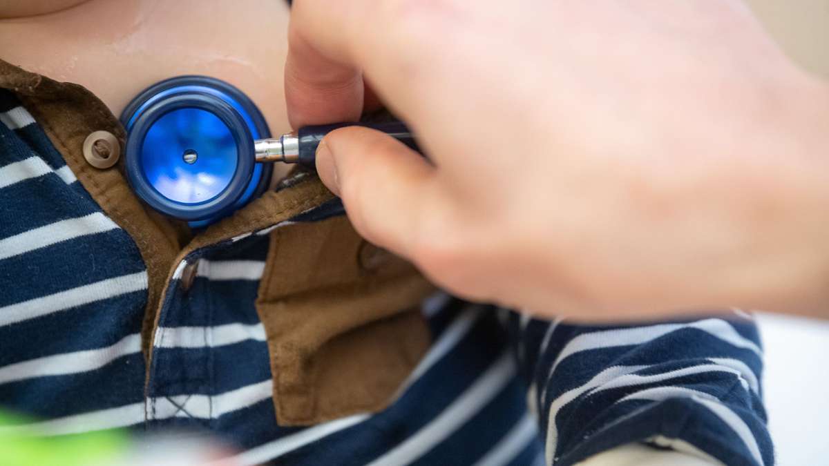 Kindermedizin in der Krise: Endlose Wartezeiten beim Kinderarzt