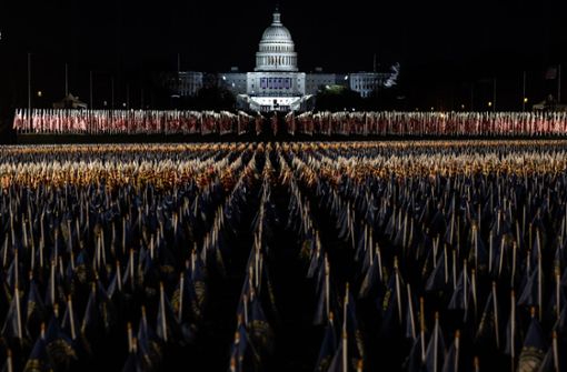 191.500 US-Fahnen sind auf der National Mall vor dem Kapitol in Washington zur Amtseinführung Joe Bidens aufgestellt worden. Foto: AFP/STEPHANIE KEITH