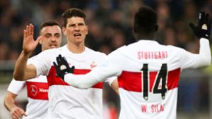 Mario Gomez (Mitte) rettet dem VfB beim FC St. Pauli zumindest einen Punkt. Foto: dpa/Christian Charisius