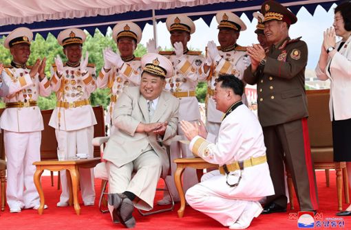 Applaus für den Admiral zur See: Kim Jong-un (Mitte) liebt cremefarbene Anzüge und extravagante Kopfbedeckungen – wie diese Parademütze eines U-Boot-Kapitäns zur See der nordkoreanischen Marine. Foto: Uncredited/KCNA/KNS/dpa