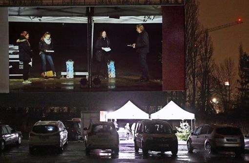 Krippenspiel mit Klopapierrollen: Die Corona-Pandemie hält im Autokino Einzug in den Heiligabend-Gottesdienst. Foto: Peter Mann