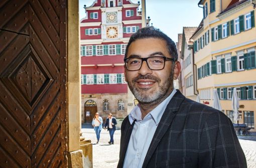 Nach seiner Wahlniederlage in Friedrichshafen bleibt Bürgermeister Yalcin Bayraktar dem Esslinger Rathaus erhalten. Foto: Ines Rudel