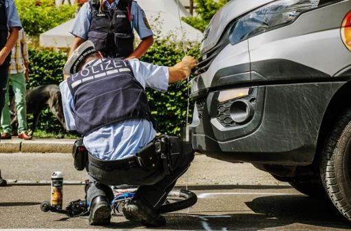 Kleines Kinderrad gegen großes Auto: Ein Polizeibeamter vermisst eine Unfallstelle. Foto: SDMG/ Kohls