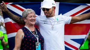 Der Brite Lewis Hamilton freut sich über seinen sechsten WM-Titel zusammen mit seiner Mutter Carmen Larbalestier. Foto: dpa/Pa