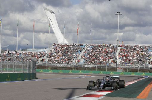 Lewis Hamilton kann sich den Sieg beim Rennen in Sotschi sichern. Foto: dpa/Luca Bruno