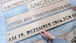 Ein Mahnmal an den Stufen zur Berliner Gedächtniskirche erinnert  an die Opfer. Foto: dpa