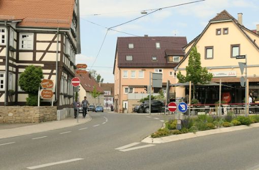 Die Filderhauptstraße in Plieningen: Hier sind heute Fachwerkhäuser zu sehen, die vor  80 Jahren  noch verputzt waren. Foto: Torsten Schöll