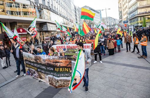 Aus Protest gegen den türkischen Militäreinsatz in Nordsyrien sind am Samstag auch in Stuttgart Hunderte Kurden auf die Straße gegangen. Foto: Lichtgut/Julian Rettig