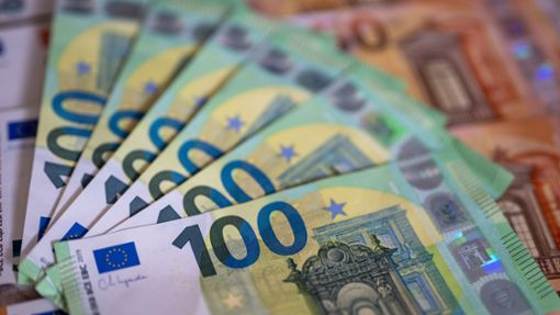 Das Zollfahndungsamt in Stuttgart ermittelt unter anderem zur Herkunft des Geldes. (Symbolbild) Foto: dpa/Monika Skolimowska