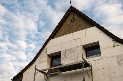 Was steckt hinter der Fassade? Für viele Mieter werden Fragen rund um den energetischen Zustand ihrer Häuser relevanter. Foto: dpa/Sebastian Gollnow