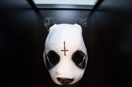 Auch die Panda-Maske des Stuttgarter Rappers Cro gehört zu den Ausstellungsstücken. Foto: dpa