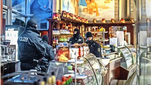 Im Dezember 2018 holte die Polizei grenzübergreifend zum Schlag gegen die Mafia aus – im Bild eine Razzia in Duisburg. Foto: dpa/Christoph Reichwein)