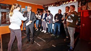 Der Oberbürgermeister Michael Makurath gratuliert  bei der Wahlparty den gewählten Mitgliedern des neuen Ditzinger Jugendgemeinderats Foto: factum/Bach