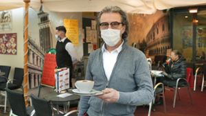 Tübinger Sonderweg:  Enzo Gorza vom Eiscafé San Marco darf  den Cappuccino im  Außenbereich  servieren. Foto: Horst Haas