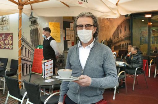 Tübinger Sonderweg:  Enzo Gorza vom Eiscafé San Marco darf  den Cappuccino im  Außenbereich  servieren. Foto: Horst Haas