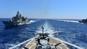 Konfliktfeld östliches Mittelmeer: Die Spannungen zwischen den Nato-Partnern Griechenland und Türkei – im Bild die Schiffe mehrerer Nato-Staaten während einer Übung in der  Region   – sind wieder stärker geworden. Foto: dpa