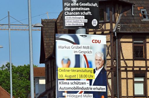 Entlang der Esslinger Ringstraße sind die Plakate zur OB-Wahl gerade erst verschwunden. Nun kündigt sich  schon die Bundestagswahl mit ihren Kandidaten an. Foto: Andreas Kaier
