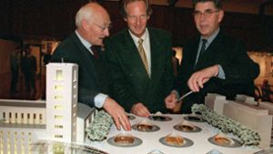 Der Juryvorsitzende Klaus Humpert (links) 1997 mit dem damaligen OB Wolfgang Schuster und  Bahnaufsichtsratsvorsitzenden Heinz Dürr mit dem Modell des Ingenhoven-Entwurfs Foto: dpa