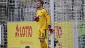Florian Müller, hier noch im Tor des SC Freiburg, soll in der nächsten Saison die Abwehr des VfB Stuttgart dirigieren. Aber kommt es auch so weit? Foto: Baumann