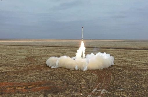 Start einer russischen Iskander-Rakete. Sie kann auch mit Atomsprengköpfen bestückt werden. Mit dem Einsatz solcher Systeme droht Russland der Ukraine. Foto: dpa/Uncredited